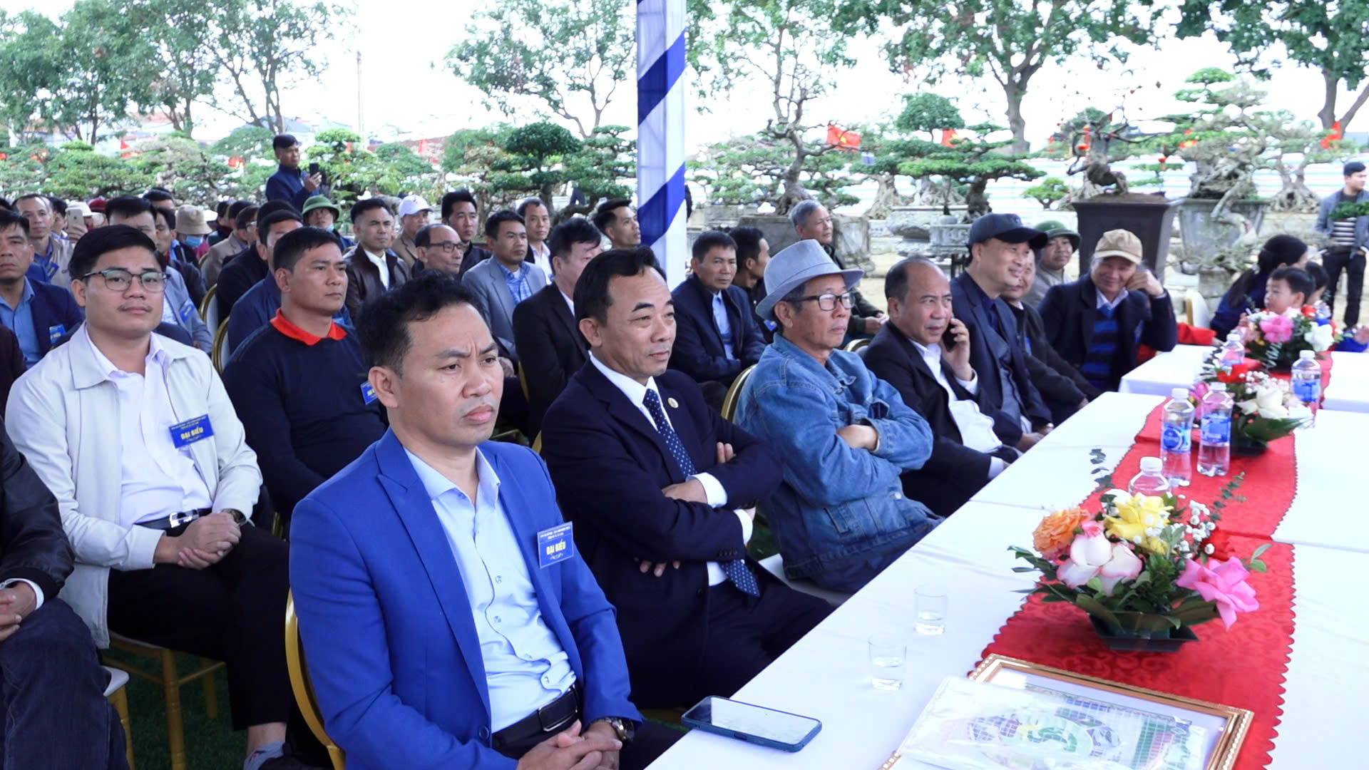 Ông Dương Văn Sinh ngồi thứ 2 từ trái sang