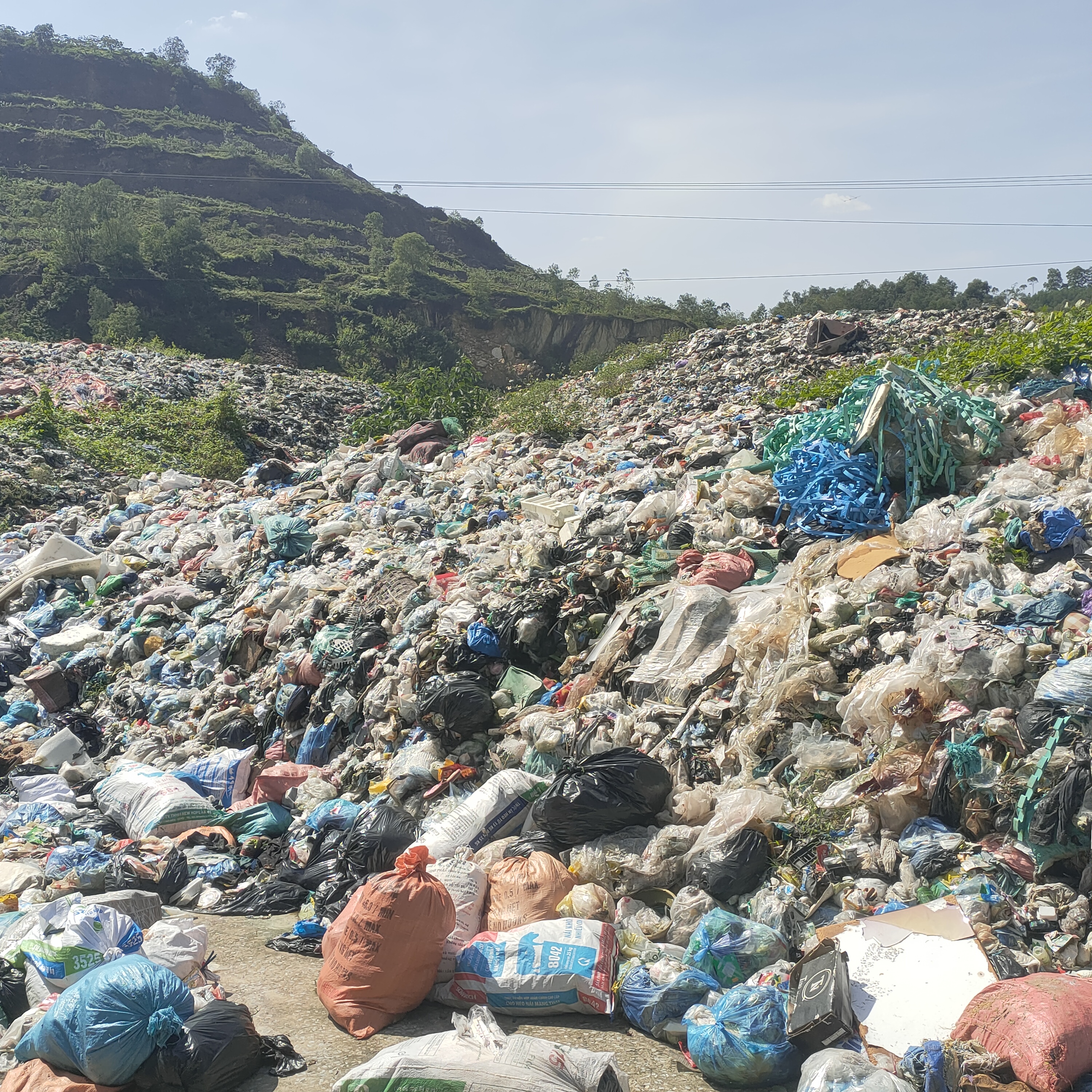  Bãi rác lộ thiên Phượng Thành, huyện Đức Thọ trong tình trạng quá tải