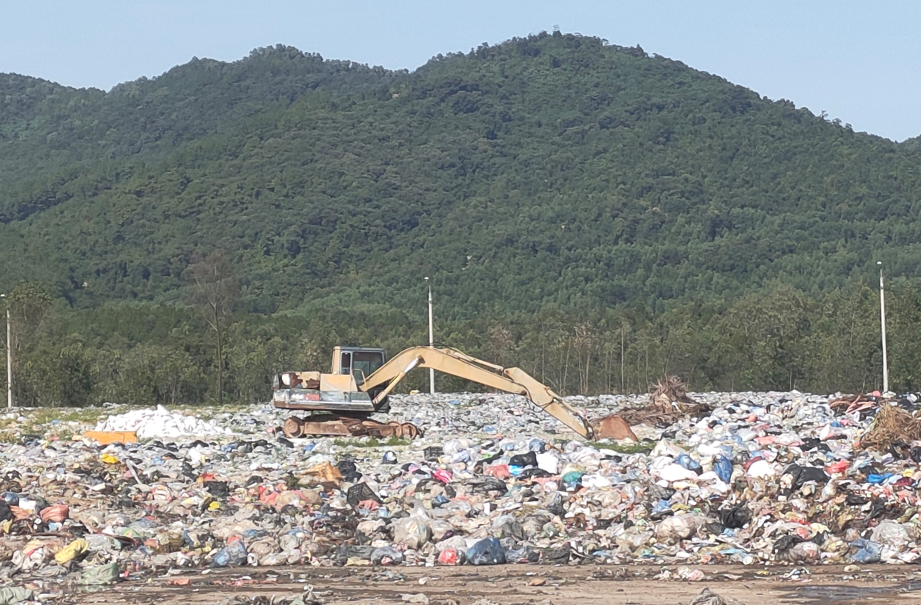  Hàng nghìn tấn rác bị ứ đọng tại bãi rác Phượng Thành Đức thọ, Hà Tĩnh