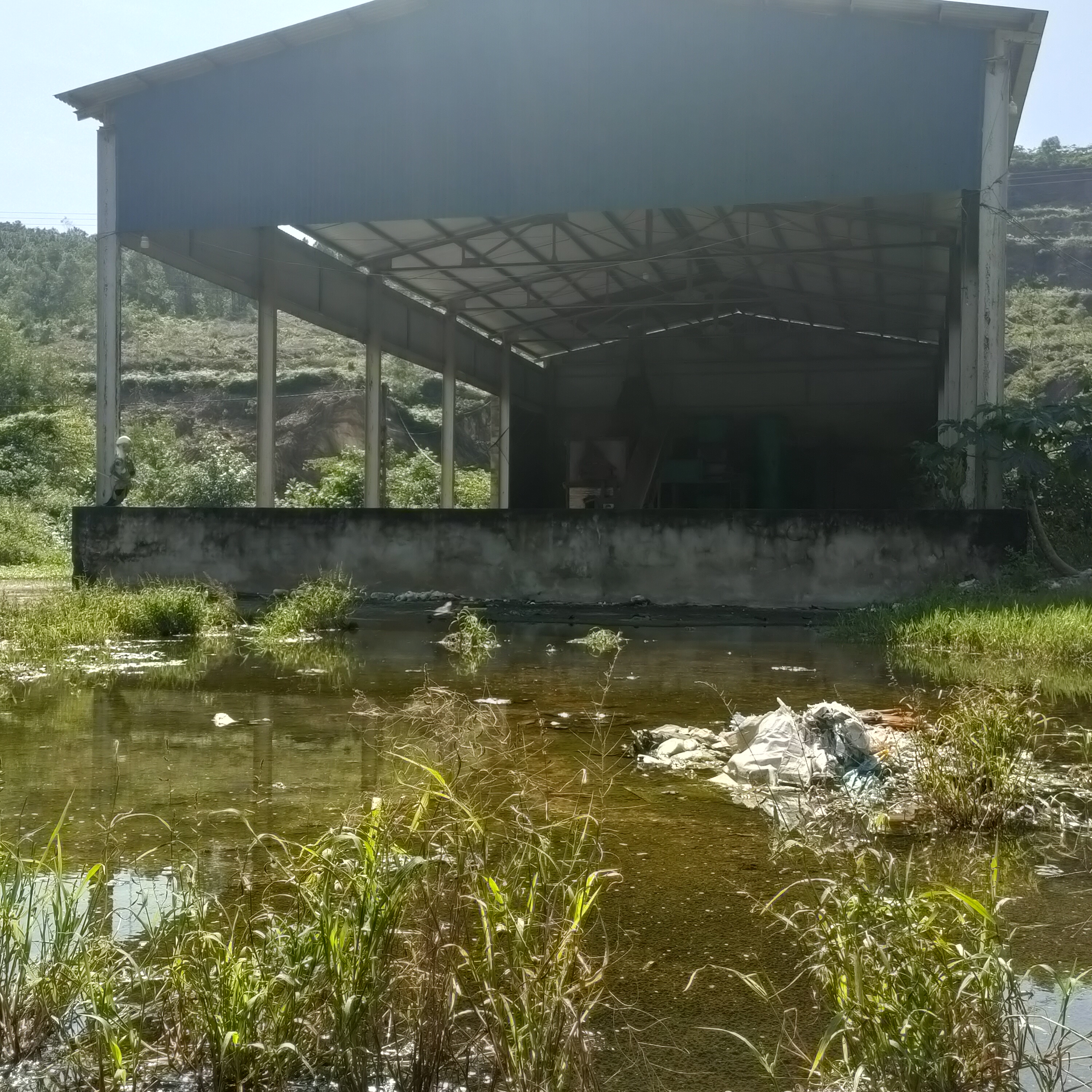 Lò đốt rác có tổng vốn đầu tư 6 tỷ đồng, trong đó kinh phí đầu tư xây lắp là 2,5 tỷ đồng tuy nhiên hoạt động 1 thời gian ngắn lại bỏ hoang