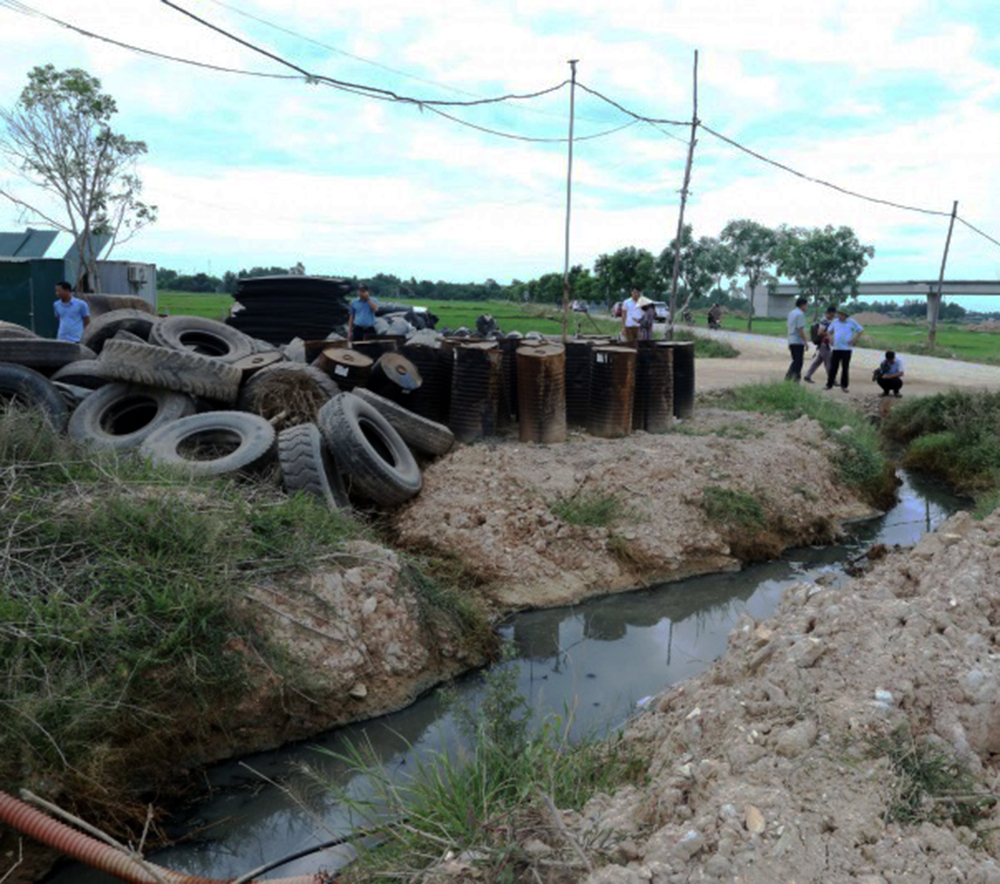 khu vực đơn vị thi công dữ trữ dầu để phục vụ thi công công dự án bị rõ rỉ, dầu tràn ra dọc theo mương nước