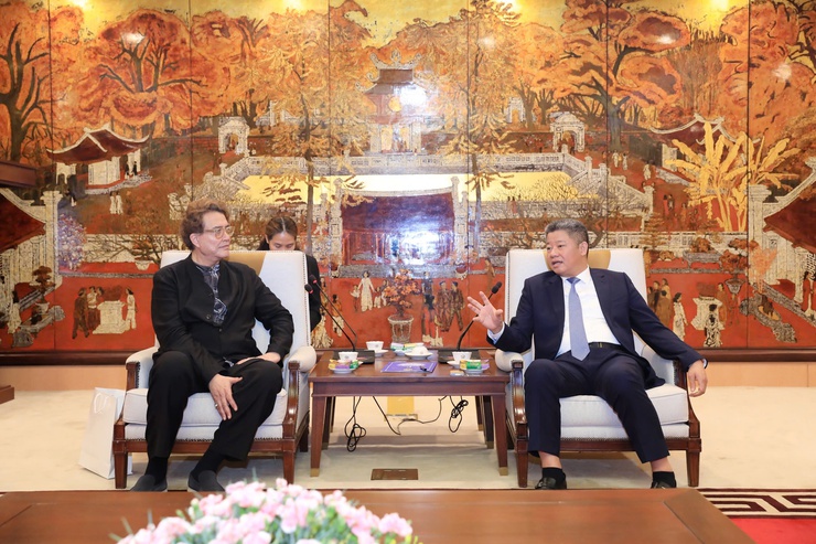 Phó Chủ tịch UBND Thành phố Nguyễn Mạnh Quyền và Chủ tịch Hội đồng Thủ công thế giới Sa’ad al-Qaddumi trao đổi tại buổi làm việc./Ảnh https://hanoi.gov.vn/