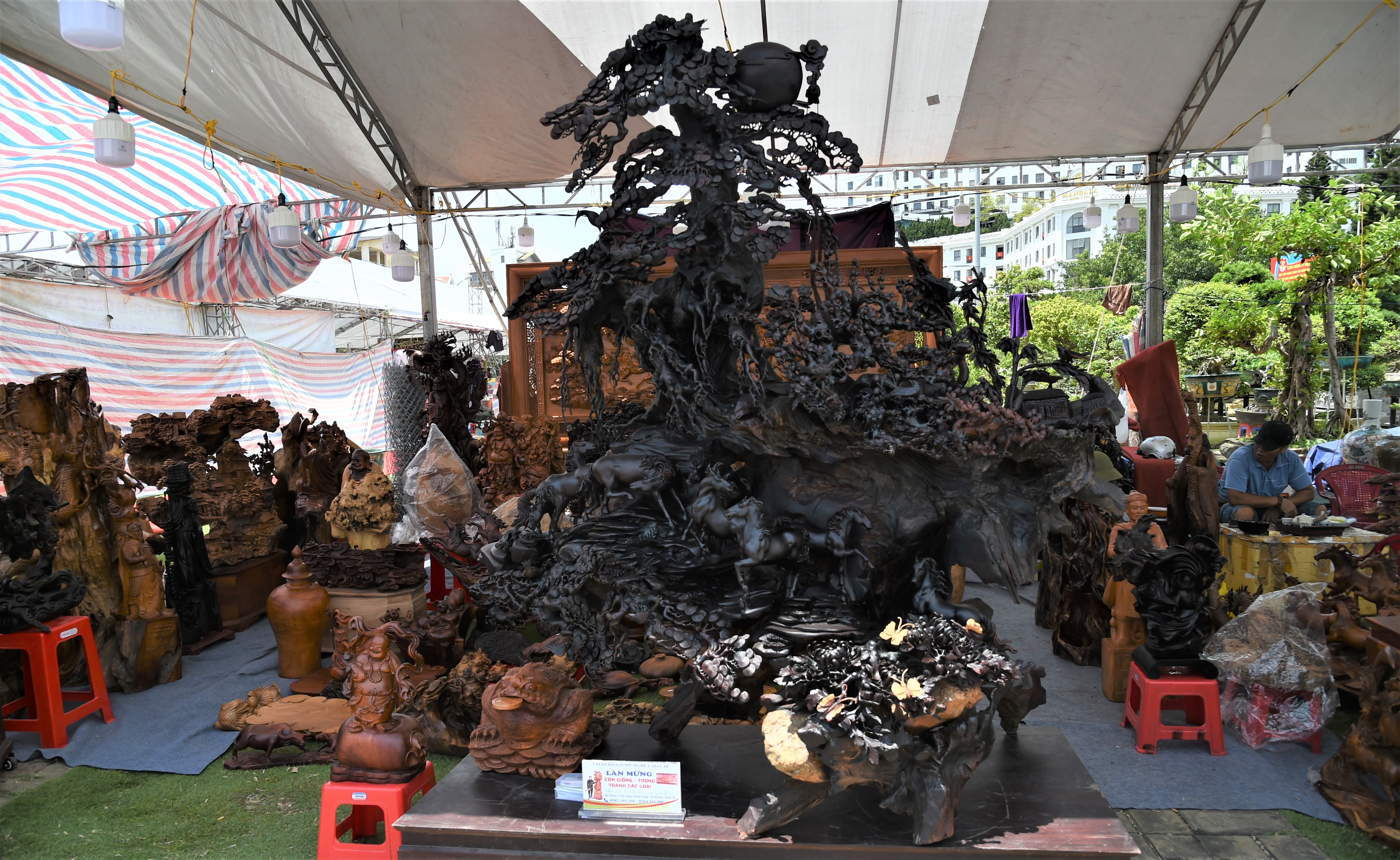 Rất nhiều sản phẩm gỗ lũa được mang đến triển lãm lần này