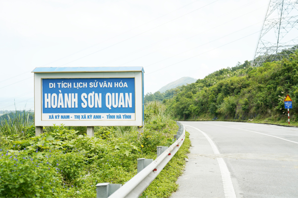 Cổng trời trên đỉnh Hoành Sơn Quan