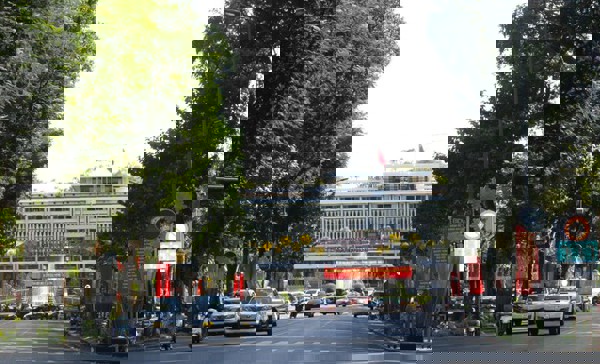 Rực rỡ cờ hoa chào mừng Tết Độc lập - 49 năm Ngày Giải phóng miền Nam, thống nhất đất nước