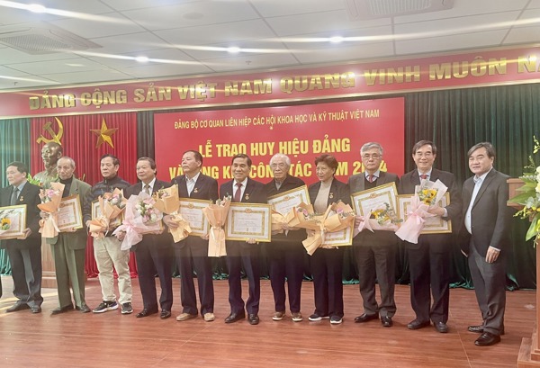 TS Nguyễn Hữu Vạn - Chủ tịch Hội Sinh vật cảnh Việt Nam vinh dự nhận Huy hiệu 40 năm tuổi Đảng